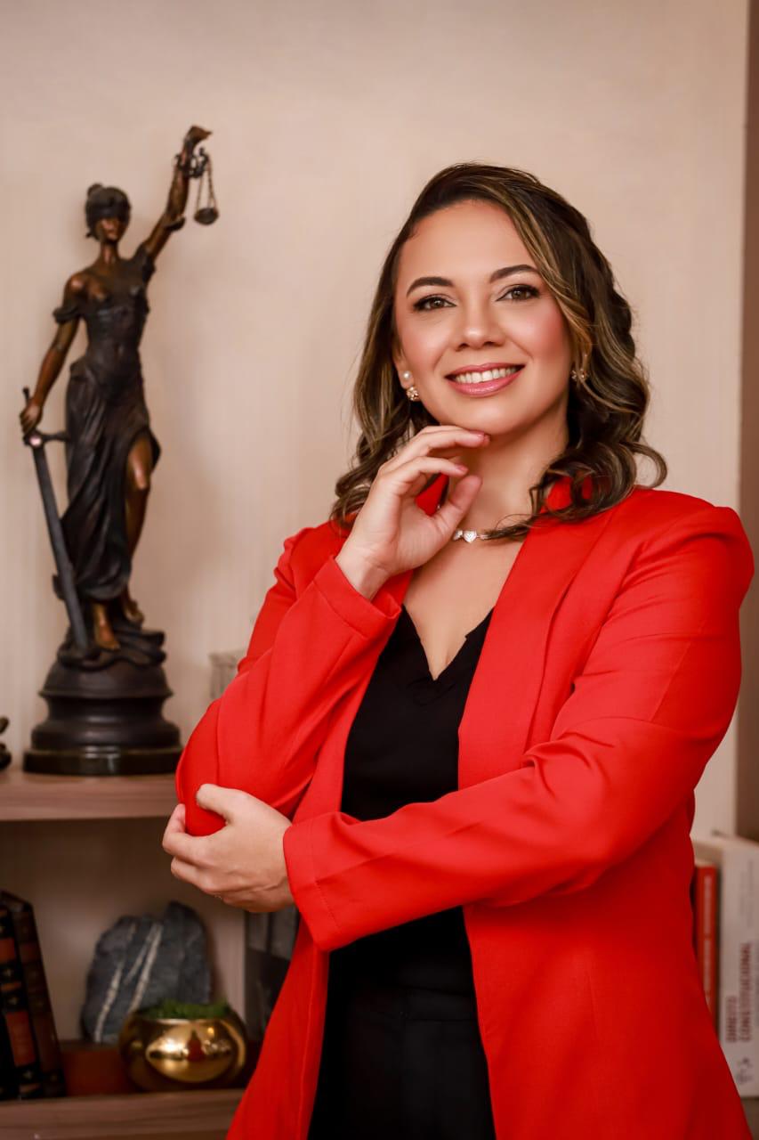 Dra. Taciana Pita com símbolo da justiça